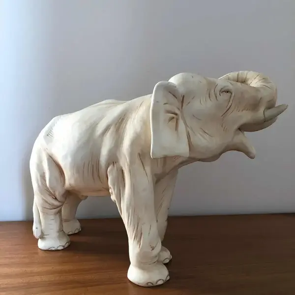 Foto de um(a) Antiga Grande Escultura Elefante Art Deco Faiança Tcheco (Usado), da categoria de Escultura. Grande escultura em faiança de procedência Czechoslovakia, representando elefante com a tromba levantada, que simboliza o... Mostrado de uma perspectiva diferente. Vendido no marketplace Trésors.