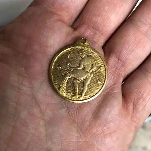Foto de um(a) Antiga Rara Medalha Pingente Dourado Do Signo Aquário, da categoria de Outros colecionáveis. Rara medalha italiana, atrás têm o mês que começa e termina em italiano. Meados do século XX. Banhada a ouro 18kaprox 2.5cm. Mostrado de uma perspectiva diferente. Vendido no marketplace Trésors.