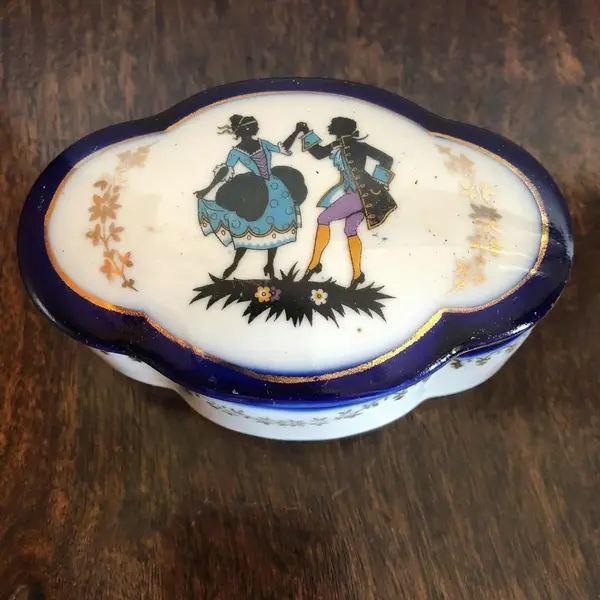 Foto de um(a) Antiga Caixa Porta Jóias Porcelana Alemã Cena Galante, da categoria de Porta-Jóias. Antiga caixinha porta-joias em fina porcelana alemã, decorada com cena galante e fios de ouro. Impecável. Medidas 8x12cm. Mostrado de uma perspectiva diferente. Vendido no marketplace Trésors.