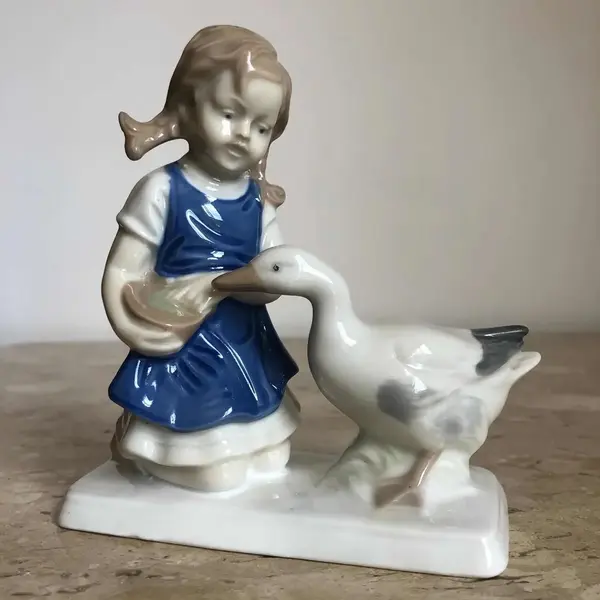 Foto de um(a) Antigo Bibelô Bloco Escultórico Menina Pato Porcelana Alemã, da categoria de Escultura. Antigo e delicado bibelô/bloco escultórico representando menina alimentando pato, em porcelana alemã (tem um “S” na base)... Mostrado de uma perspectiva diferente. Vendido no marketplace Trésors.