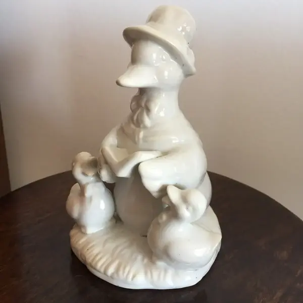 Foto de um(a) Antigo Bibelô Bloco Escultórico Pato Em Porcelana Alemã, da categoria de Escultura. Em perfeito estado.Alt : 17cm Larg : 12cm. Mostrado de uma perspectiva diferente. Vendido no marketplace Trésors.