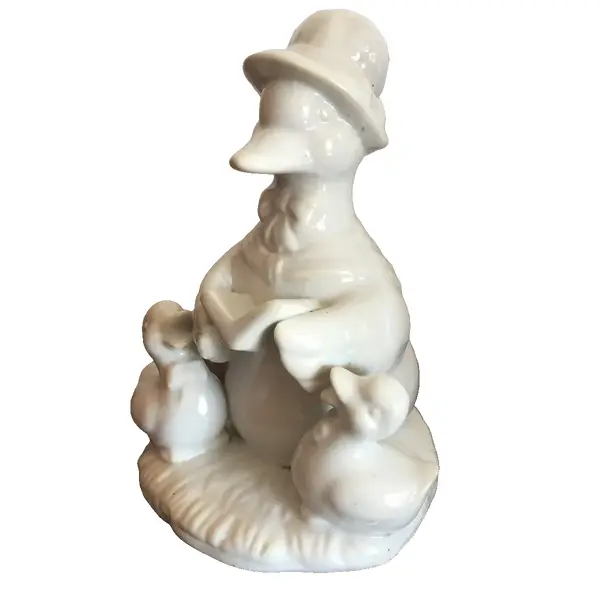 Foto de um(a) Antigo Bibelô Bloco Escultórico Pato Em Porcelana Alemã, da categoria de Escultura. Em perfeito estado.Alt : 17cm Larg : 12cm. Vendido no marketplace Trésors.