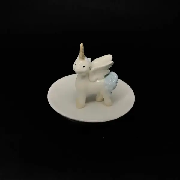 Foto de um(a) Antiga Pequena Escultura Porta Anéis Unicórnio Em Porcelana, da categoria de Porta-Jóias. Porta Anéis Unicórnio Em Porcelana. Porcelana ao gosto LladróMedidas 9x10cm. Mostrado de uma perspectiva diferente. Vendido no marketplace Trésors.