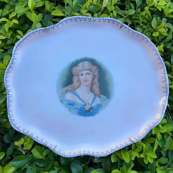 Foto de um(a) Antigo Prato De Parede Bandeja Medalhão Porcelana Italiana, da categoria de Pratos Decorativos. Lindo, grande e em perfeito estado.Pintura feita à mão, assinado. Medidas 23x25cm. Mostrado de uma perspectiva diferente. Vendido no marketplace Trésors.