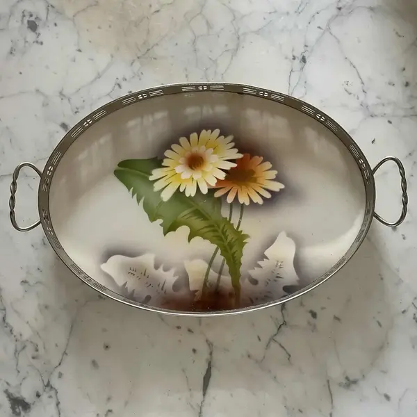 Foto de um(a) Antiga Bandeja De Prata Com Majólica Faiança Alemã Art Deco, da categoria de Bandejas. Antiga bandeja de majólica/faiança alemã, armação em metal prateado. Linda decoração floral Período Art Deco com traços da... Mostrado de uma perspectiva diferente. Vendido no marketplace Trésors.
