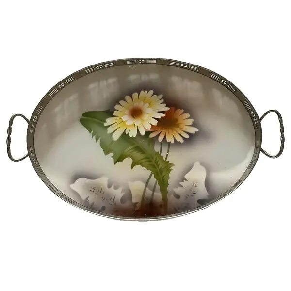Foto de um(a) Antiga Bandeja De Prata Com Majólica Faiança Alemã Art Deco, da categoria de Bandejas. Antiga bandeja de majólica/faiança alemã, armação em metal prateado. Linda decoração floral Período Art Deco com traços da... Vendido no marketplace Trésors.