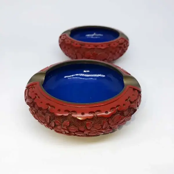 Foto de um(a) Antigo Par De Cinzeiros Chineses Em Laca Oriental Cinnabar, da categoria de Cinzeiros. Antigos e lindos cinzeiros orientais feitos à mão em Cloisonné, laca vermelha dita Cinnabar. Decorados com flores e... Mostrado de uma perspectiva diferente. Vendido no marketplace Trésors.