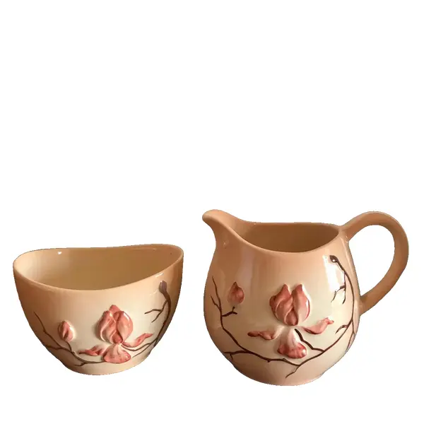 Foto de um(a) Antiga Jarrinha Cremeira Bowl Porcelana Inglesa Carlton Ware, da categoria de Garrafas, potes e jarros. Carlton Ware - Australian Design. Jarrinha e bowl em porcelana inglesa, manufatura CW, muito colecionável e decorativos.... Vendido no marketplace Trésors.