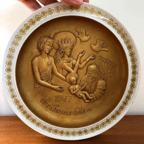 Foto de um(a) A Santa Família Antiga Placa Porcelana Alemã Hutschenreuther, da categoria de Pratos Decorativos. The Holy Family, Hutschenreuther. Linda placa de parede, em porcelana alemã da famosa manufatura Hutschenreuther, edição... Mostrado de uma perspectiva diferente. Vendido no marketplace Trésors.