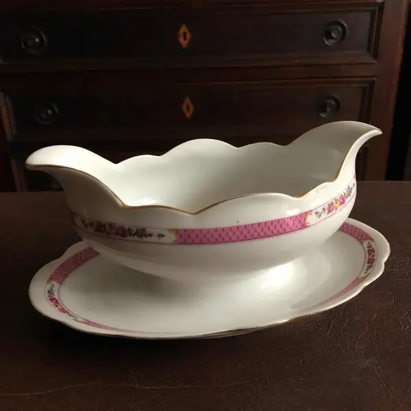 Foto de um(a) Antiga E Rara Molheira Em Fina Porcelana Tcheca, da categoria de Garrafas, potes e jarros. Linda e elegante molheira em fina porcelana czechoslovakia, ricamente decorado com flores e acabamos com frisos em ouro.... Mostrado de uma perspectiva diferente. Vendido no marketplace Trésors.