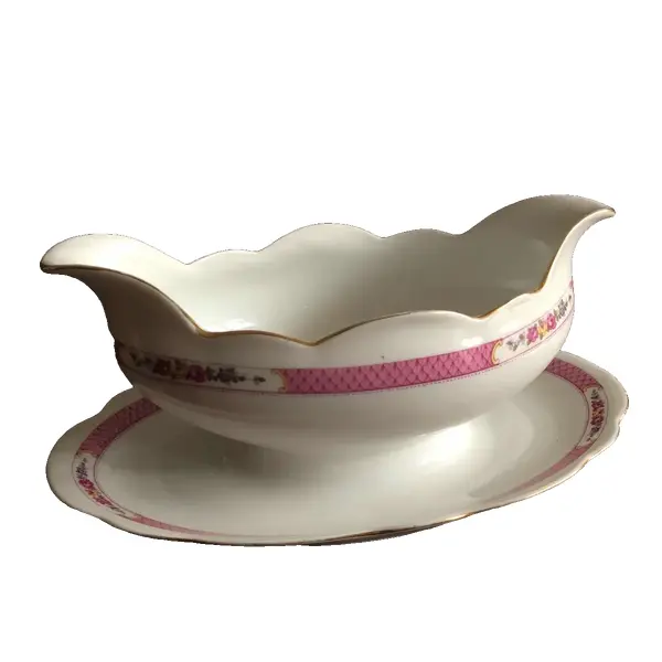 Foto de um(a) Antiga E Rara Molheira Em Fina Porcelana Tcheca, da categoria de Garrafas, potes e jarros. Linda e elegante molheira em fina porcelana czechoslovakia, ricamente decorado com flores e acabamos com frisos em ouro.... Vendido no marketplace Trésors.