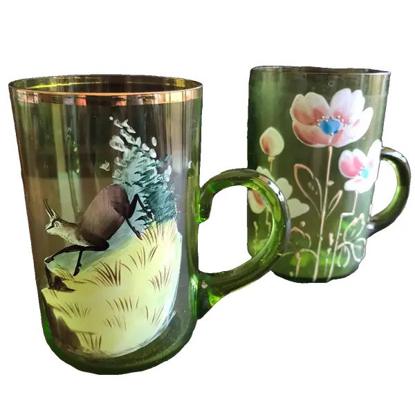 Foto de um(a) Antigas Canecas Murano Vidro Veneziano Mary Gregory Verde, da categoria de Canecas. Par de canecas em Murano veneziano, com linda pintura feita à mão com esmalte e ouro. Estilo Mary Gregory. Ambas em perfeito... Vendido no marketplace Trésors.
