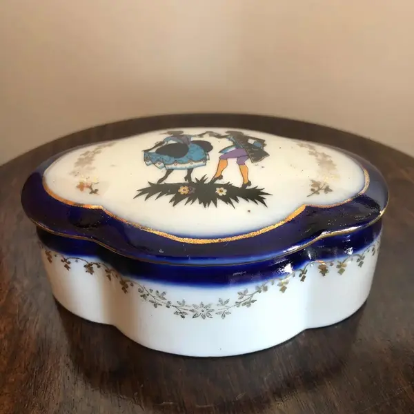 Foto de um(a) Antiga Caixa Porta Jóias Porcelana Alemã Cena Galante, da categoria de Porta-Jóias. Antiga caixinha porta-joias em fina porcelana alemã, decorada com cena galante e fios de ouro. Impecável. Medidas 8x12cm. Mostrado de uma perspectiva diferente. Vendido no marketplace Trésors.