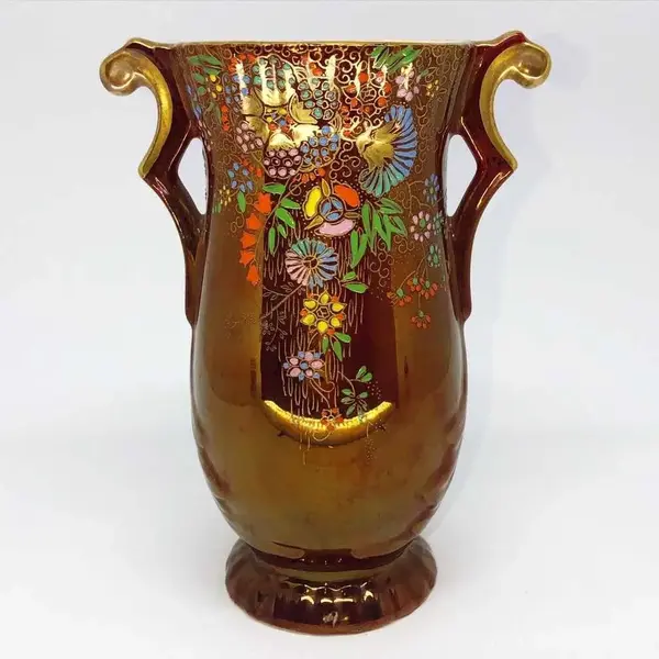 Foto de um(a) Antigo Vaso Art Deco Em Porcelana Inglesa Crown Devon, da categoria de Vasos. Crown Devon. Porcelana inglesa pintada à mão com lindas flores. Período Art Deco. Peça catalogada. Meados do século XX.... Mostrado de uma perspectiva diferente. Vendido no marketplace Trésors.
