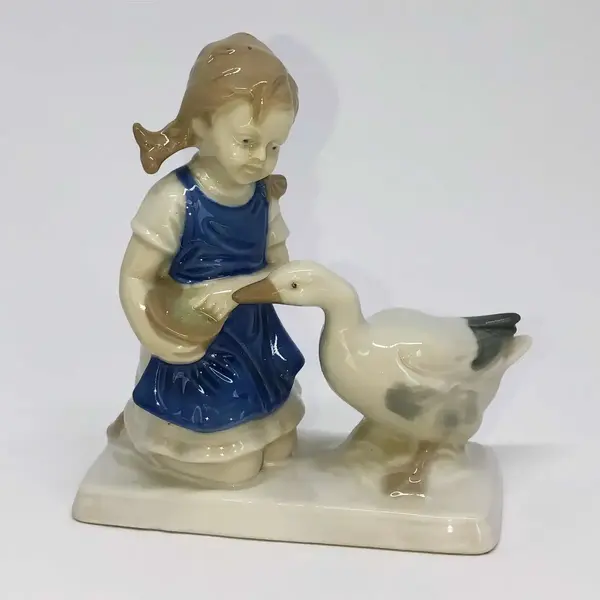 Foto de um(a) Antigo Bibelô Bloco Escultórico Menina Pato Porcelana Alemã, da categoria de Escultura. Antigo e delicado bibelô/bloco escultórico representando menina alimentando pato, em porcelana alemã (tem um “S” na base)... Mostrado de uma perspectiva diferente. Vendido no marketplace Trésors.