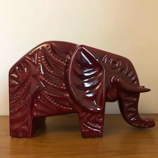 Foto de um(a) Antiga Escultura Art Deco Elefante Em Porcelana Europeia, da categoria de Escultura. Linda e imponente escultura de elefante estilizado, totalmente do período Art Deco, em porcelana européia, década de... Mostrado de uma perspectiva diferente. Vendido no marketplace Trésors.