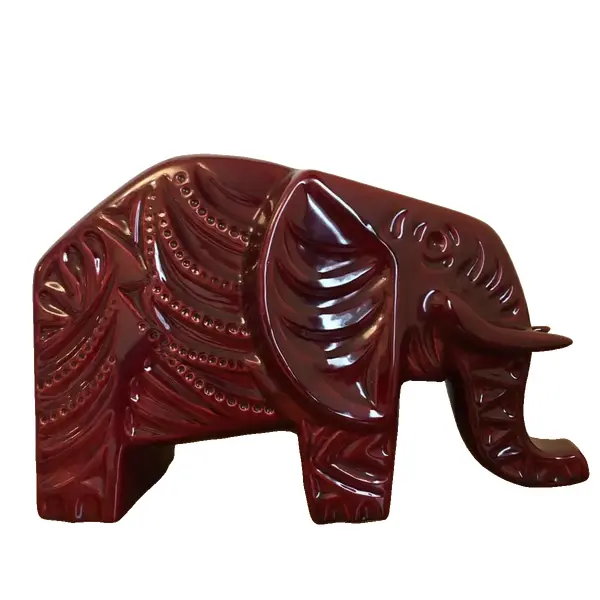 Foto de um(a) Antiga Escultura Art Deco Elefante Em Porcelana Europeia, da categoria de Escultura. Linda e imponente escultura de elefante estilizado, totalmente do período Art Deco, em porcelana européia, década de... Vendido no marketplace Trésors.