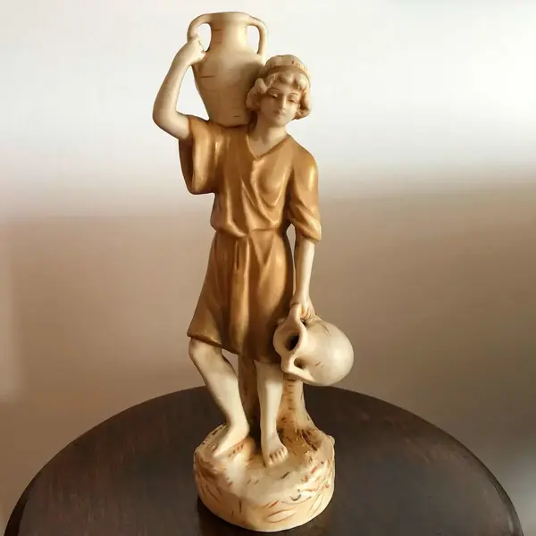 Foto de um(a) Antiga Escultura Jovem Camponês Faiança Tcheca Royal Dux, da categoria de Escultura. Royal Dux. Linda e colecionável escultura em faiança Tcheca, da famosa manufatura Royal Dux, inaugurada em 1853,... Mostrado de uma perspectiva diferente. Vendido no marketplace Trésors.