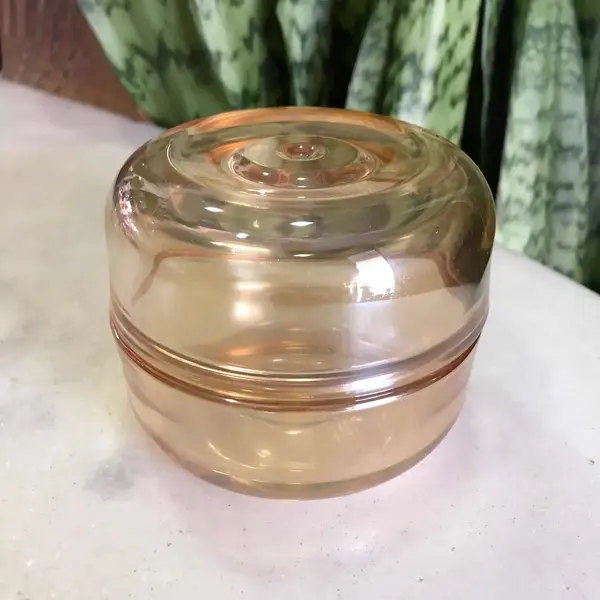 Foto de um(a) Antiga Caixa Porta Jóias Em Vidro Fogo Carnival Glass, da categoria de Cestos e Caixas. Caixa porta jóias em vidro fogo Carnival Glass.Altura 8cm Diâmetro 9cm. Mostrado de uma perspectiva diferente. Vendido no marketplace Trésors.