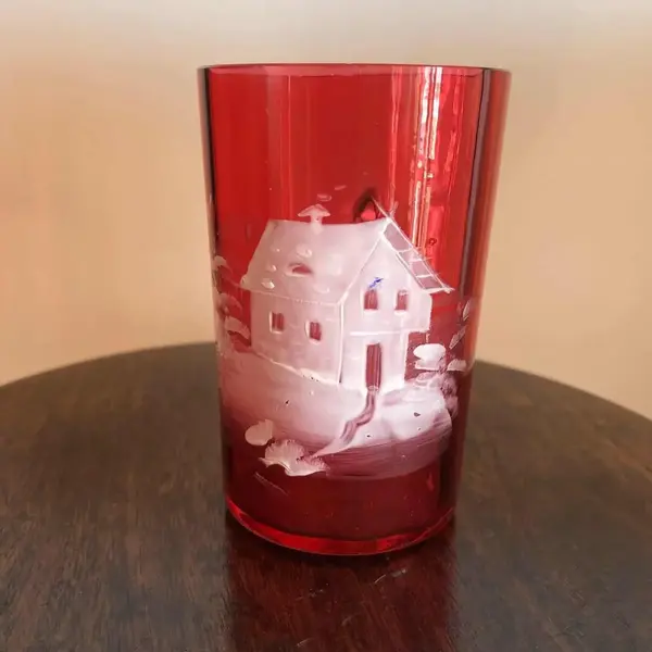Foto de um(a) Antiga Caneca Copo De Coleção Murano Veneziano Mary Gregory, da categoria de Canecas. Mary Gregory. Antiga caneca veneziana, com linda pintura feita à mão com esmalte branco. Item de coleção. Em perfeito... Mostrado de uma perspectiva diferente. Vendido no marketplace Trésors.