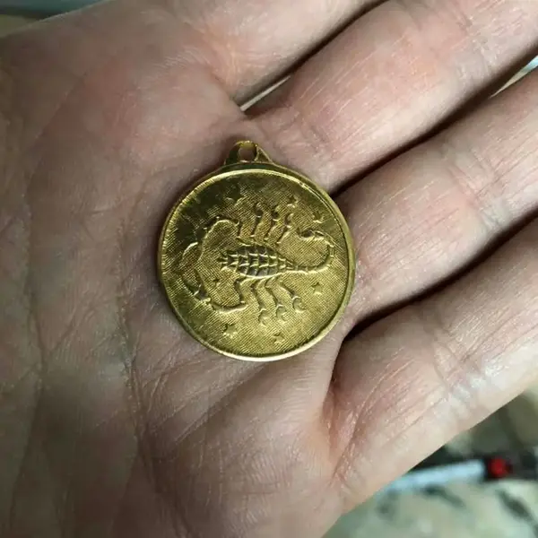 Foto de um(a) Antiga Rara Medalha Pingente Dourado Do Signo Escorpião, da categoria de Outros colecionáveis. Rara medalha italiana, atrás têm o mês que começa e termina em italiano. Meados do século XX. Banhada a ouro 18kaprox 2,5cm. Mostrado de uma perspectiva diferente. Vendido no marketplace Trésors.