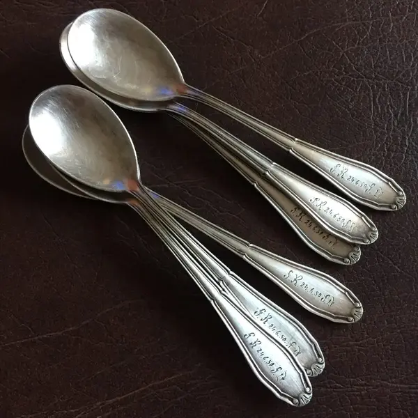 Foto de um(a) Antigo Conjunto De Colher Para Sobremesa Em Prata Eberle, da categoria de Colheres. 6 colheres de sobremesa em prata, datadas de 1950. Em perfeito estado. Com iniciais e data gravada nas peças. Mostrado de uma perspectiva diferente. Vendido no marketplace Trésors.