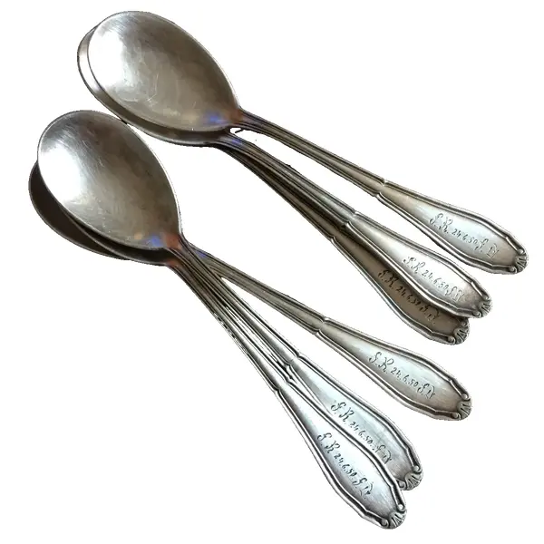 Foto de um(a) Antigo Conjunto De Colher Para Sobremesa Em Prata Eberle, da categoria de Colheres. 6 colheres de sobremesa em prata, datadas de 1950. Em perfeito estado. Com iniciais e data gravada nas peças. Vendido no marketplace Trésors.