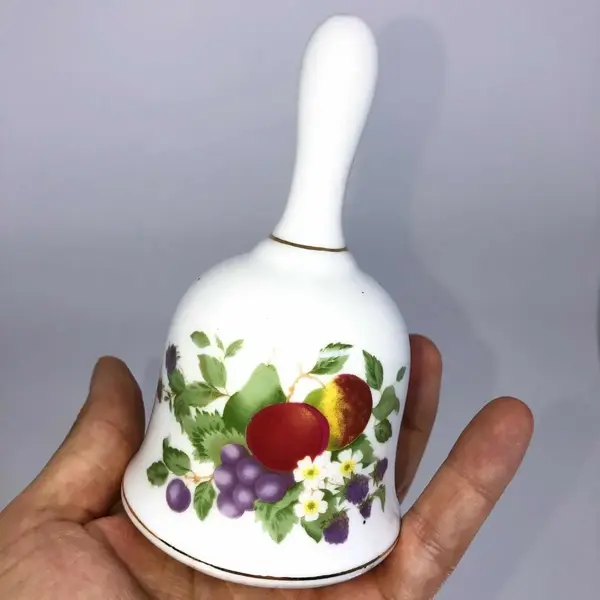 Foto de um(a) Antigo Sino Sineta De Mesa Porcelana Inglesa Royal Crest (Usado), da categoria de Outros objetos decorativos. Royal Crest. Lindo e decorativo sino em porcelana inglesa, com decoração de flores e frutas, e filetes em ouro. Badalo muito... Mostrado de uma perspectiva diferente. Vendido no marketplace Trésors.