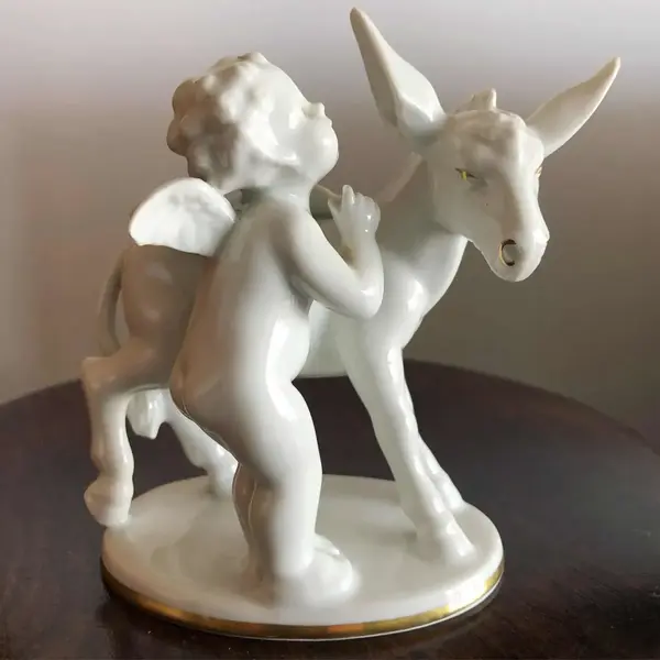 Foto de um(a) Antigo Bloco Escultórico Anjo Porcelana Alemã Gerold Bavaria, da categoria de Escultura. Gerold & Co Tettau, Bavaria - Germany. Antigo e delicado bloco escultórico representando anjo com burrico, feito à mão em... Mostrado de uma perspectiva diferente. Vendido no marketplace Trésors.