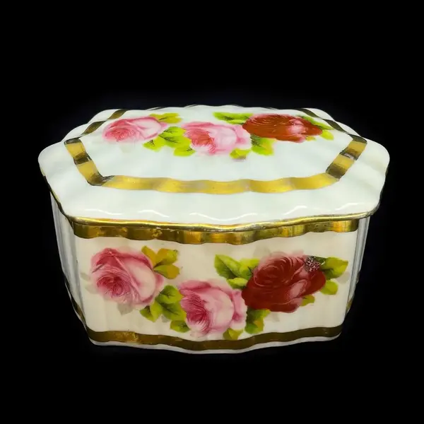 Foto de um(a) Antiga Caixa Decorativa Porta Jóias Porcelana Alemã, da categoria de Porta-Jóias. Antiga e fina caixa porta jóias em porcelana alemã, decoração de rosas pintadas à mão e acabamento com filetes de ouro.... Mostrado de uma perspectiva diferente. Vendido no marketplace Trésors.