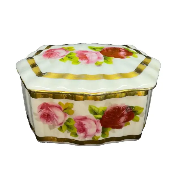 Foto de um(a) Antiga Caixa Decorativa Porta Jóias Porcelana Alemã, da categoria de Porta-Jóias. Antiga e fina caixa porta jóias em porcelana alemã, decoração de rosas pintadas à mão e acabamento com filetes de ouro.... Vendido no marketplace Trésors.