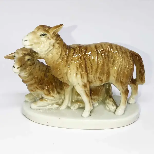 Foto de um(a) Antigo Bloco Escultórico Escultura Ovelhas Porcelana Alemã, da categoria de Escultura. Antigo e delicado bloco escultórico em porcelana alemã, representando casal de ovelhas, com muita riqueza de detalhes.... Mostrado de uma perspectiva diferente. Vendido no marketplace Trésors.