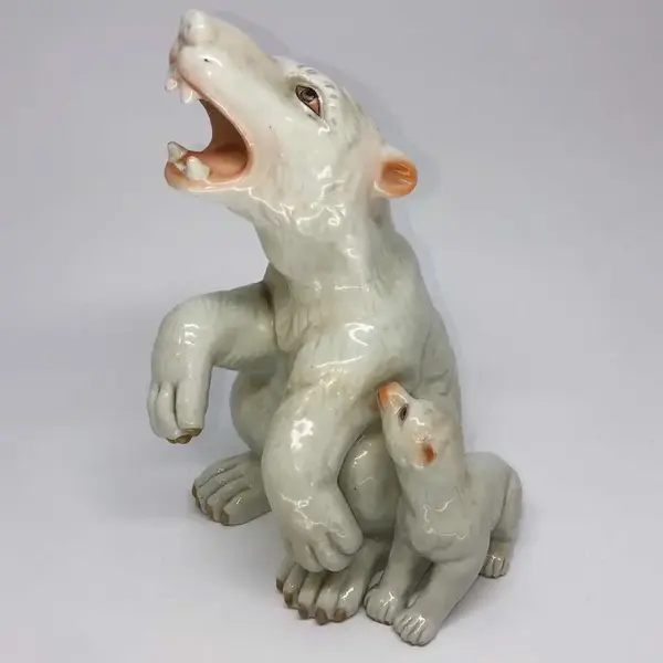 Foto de um(a) Antiga Rara Escultura Bloco Escultórico Urso Polar Porcelana, da categoria de Escultura. Antigo e grande bloco escultórico, feito à mão em porcelana artística alemã representando ursos polares. Peça imponente e... Mostrado de uma perspectiva diferente. Vendido no marketplace Trésors.