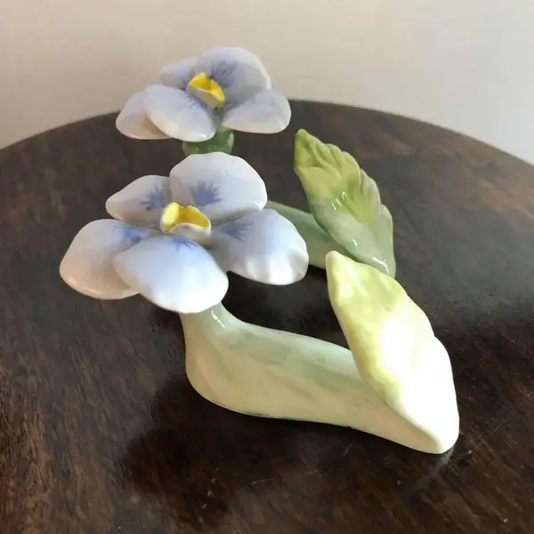 Foto de um(a) Par Decorativos Porta Guardanapos Porcelana Pia Bone China, da categoria de Anel para guardanapo. Par de anéis para guardanapos no formato de flores em fina porcelana feitos e pintados à mão, Pia Bone China, Filipinas.10cm... Mostrado de uma perspectiva diferente. Vendido no marketplace Trésors.