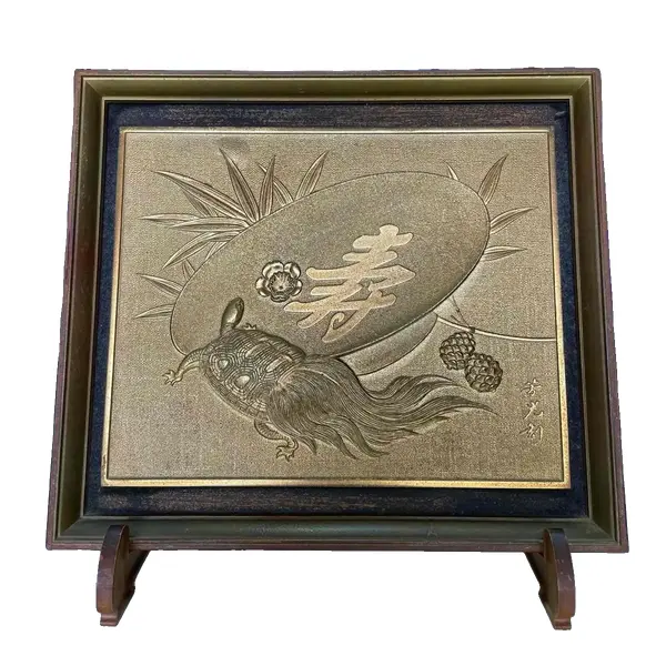 Foto de um(a) Antigo Raro Quadro De Mesa Japonês Caixa Oriental Minogame, da categoria de Objetos decorativos. Curioso quadro de mesa em metal dourado de excelente qualidade, lindo brilho natural e ótima fundição, com bastante riqueza... Vendido no marketplace Trésors.