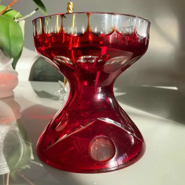 Foto de um(a) Antigo Diferente Vaso Art Deco Cristal Baccarat Vermelho, da categoria de Vasos. Antigo e diferente vaso doublé em cristal Baccarat vermelho rubi, lapidado à mão. Fundo estrelado.Medidas 17x15cm... Mostrado de uma perspectiva diferente. Vendido no marketplace Trésors.