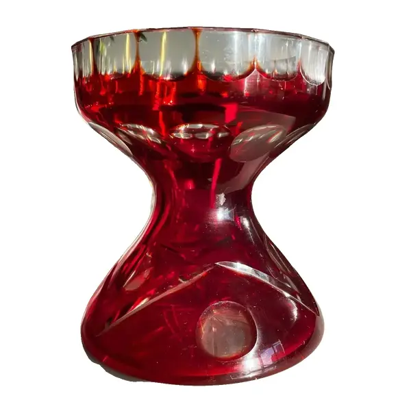 Foto de um(a) Antigo Diferente Vaso Art Deco Cristal Baccarat Vermelho, da categoria de Vasos. Antigo e diferente vaso doublé em cristal Baccarat vermelho rubi, lapidado à mão. Fundo estrelado.Medidas 17x15cm... Vendido no marketplace Trésors.