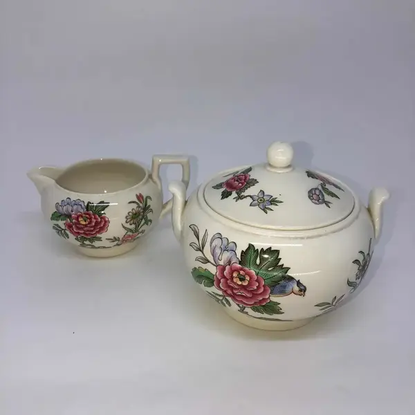 Foto de um(a) Antigo Açucareiro Leiteira Porcelana Inglesa Wedgwood, da categoria de Leiteira. Wedgwood. Açucareiro e leiteira em finíssima porcelana inglesa, manufatura Wedgwood. Com linda decoração floral feita à mão... Mostrado de uma perspectiva diferente. Vendido no marketplace Trésors.