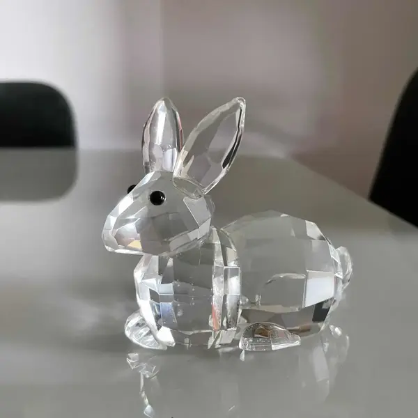 Foto de um(a) Bibelô Escultura De Coelho Em Cristal Tcheco Preciosa Glass, da categoria de Escultura. Bibelô Escultura De Coelho Em Cristal Tcheco Preciosa Glass. Peça esculpida à mão Mede aprox 7x9cm. Mostrado de uma perspectiva diferente. Vendido no marketplace Trésors.