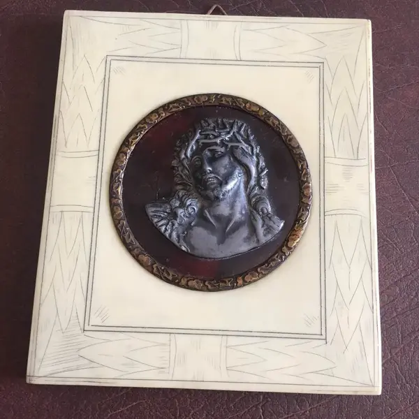 Foto de um(a) Arte Sacra Antigo Quadro Cristo Em Pétit Bronze Francês, da categoria de Objetos religiosos e espirituais. Lindo quadrinho com moldura de marfim trabalhado e medalhão de Cristo em pétit bronze francês, com couro e argola em bronze.... Mostrado de uma perspectiva diferente. Vendido no marketplace Trésors.
