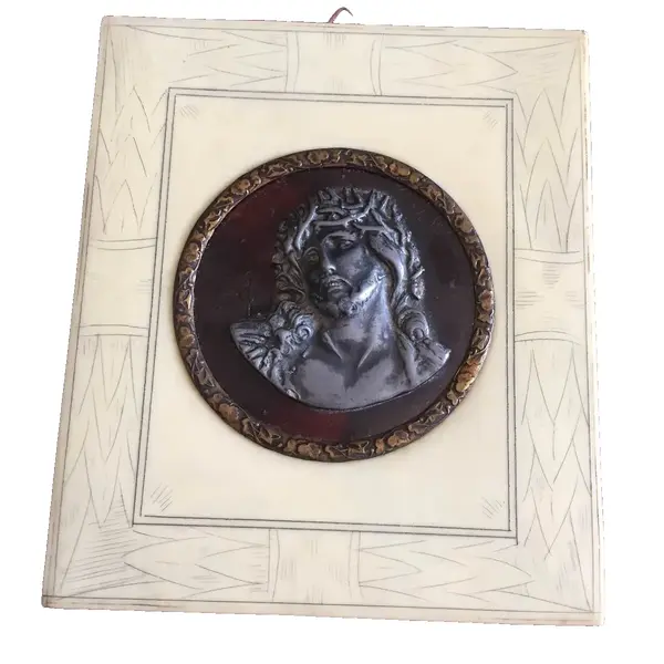 Foto de um(a) Arte Sacra Antigo Quadro Cristo Em Pétit Bronze Francês, da categoria de Objetos religiosos e espirituais. Lindo quadrinho com moldura de marfim trabalhado e medalhão de Cristo em pétit bronze francês, com couro e argola em bronze.... Vendido no marketplace Trésors.