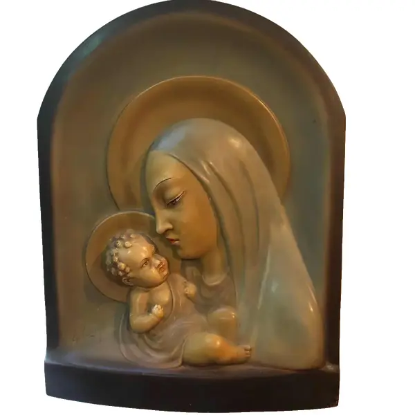 Foto de um(a) Antiga Escultura De Parede Virgem Cerâmica Italiana Art Deco, da categoria de Objetos de parede esculturais. Madonna e bambino. Lindo e grande quadro/placa de parede, estilo Art Deco, feita a mão em cerâmica italiana, ricamente... Vendido no marketplace Trésors.