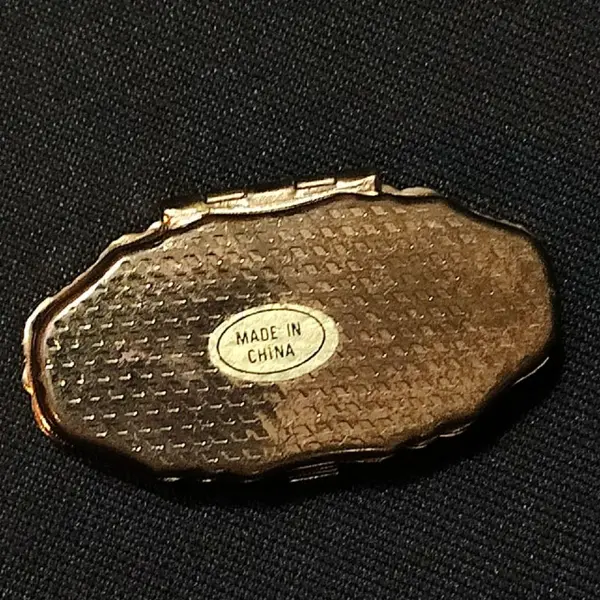Foto de um(a) Costureiro de Bolsa Anos 80, da categoria de Outros colecionáveis. Costureiro de bolsa em caixa de metal dourado com tampa em acrílico policromado. Compondo o kit com material de costura de... Mostrado de uma perspectiva diferente. Vendido no marketplace Trésors.