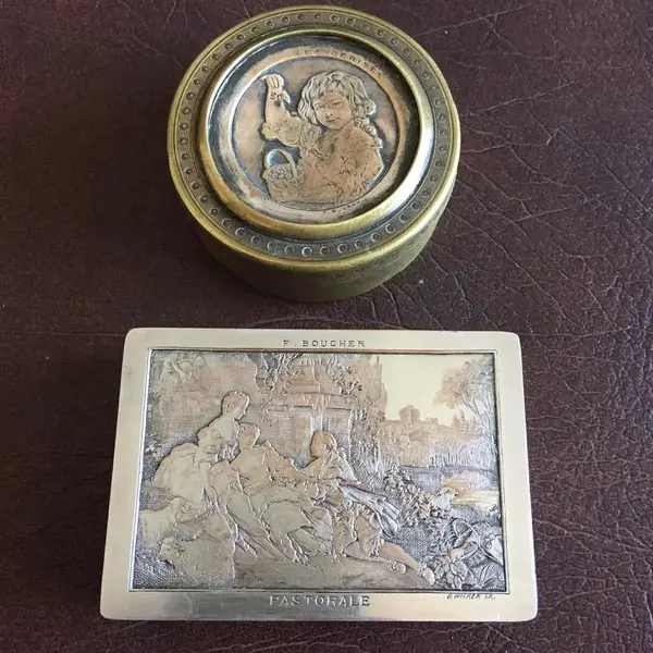 Foto de um(a) Antigas Caixinhas Porta Jóias Franceses Prata Bronze Ormolu, da categoria de Porta-Jóias. Par de caixinhas porta-joias em bronze, com partes banhada a prata e ouro ormolu. Assinadas, com o nome da obra. França,... Mostrado de uma perspectiva diferente. Vendido no marketplace Trésors.