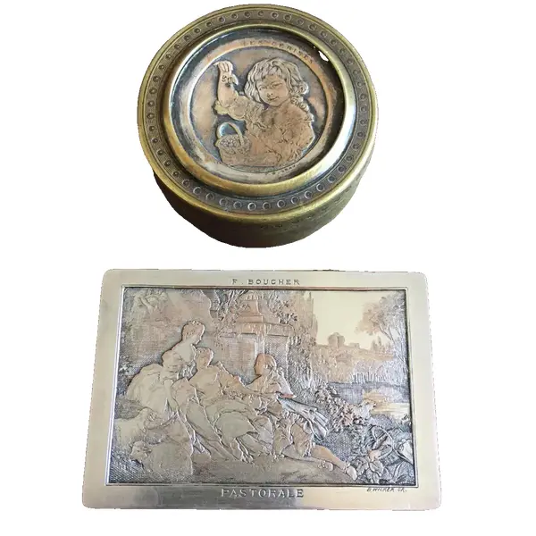 Foto de um(a) Antigas Caixinhas Porta Jóias Franceses Prata Bronze Ormolu, da categoria de Porta-Jóias. Par de caixinhas porta-joias em bronze, com partes banhada a prata e ouro ormolu. Assinadas, com o nome da obra. França,... Vendido no marketplace Trésors.