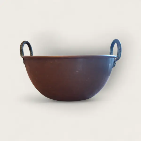 Foto de um(a) Tacho em cobre, da categoria de Travessas e tigelas. Antigo e autêntico tacho com alças, típico de uso em cozinhas de fazendas e pequenas propriedades rurais. Capacidade: 7L... Mostrado de uma perspectiva diferente. Vendido no marketplace Trésors.