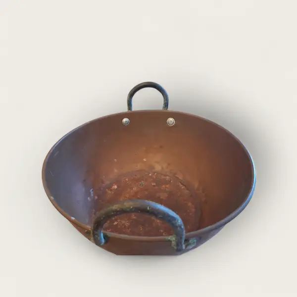 Foto de um(a) Tacho em cobre, da categoria de Travessas e tigelas. Antigo e autêntico tacho com alças, típico de uso em cozinhas de fazendas e pequenas propriedades rurais. Capacidade: 7L... Mostrado de uma perspectiva diferente. Vendido no marketplace Trésors.