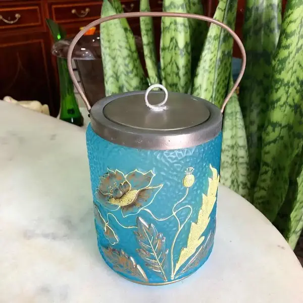 Foto de um(a) Antiga Bomboniere Biscoiteira Vidro Veneziano Art Nouveau, da categoria de Garrafas, potes e jarros. Antiga e tradicional caixa biscoiteira em vidro artístico veneziano, pintada à mão flores em relevo e acabamento com filetes... Mostrado de uma perspectiva diferente. Vendido no marketplace Trésors.