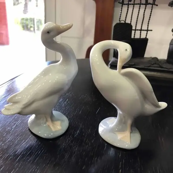 Foto de um(a) Antigo Par De Esculturas De Pato Porcelana Espanhola Lladró, da categoria de Escultura. Lladró. Antigo par de esculturas, representando casal se patos, feitos à mão em porcelana artística espanhola, da famosa... Mostrado de uma perspectiva diferente. Vendido no marketplace Trésors.