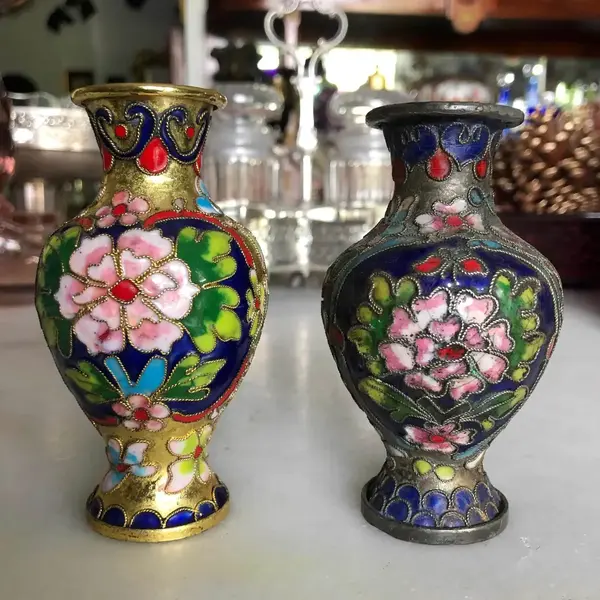 Foto de um(a) Antigo Par De Pequenos Vasos Bronze Cloisonné Esmaltados Mão, da categoria de Vasos. Antigo e delicado par de pequenos vasinhos em bronze Cloisonné, esmaltados à mão.Medem aprox 10cm de altura. Mostrado de uma perspectiva diferente. Vendido no marketplace Trésors.